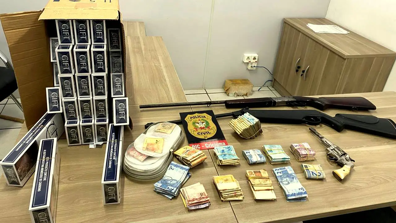 Operação Velha Veneza: dois presos com armas, dinheiro e cigarros contrabandeados