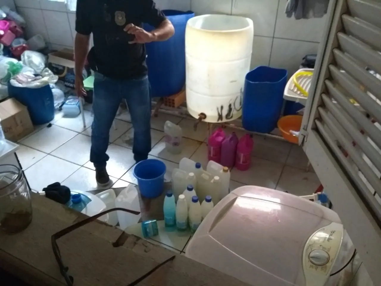 Polícia Civil fecha fábrica clandestina de álcool gel em Criciúma