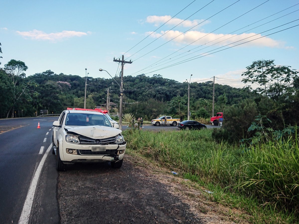 Caminhonete bate de frente com Honda Biz na José Spillere