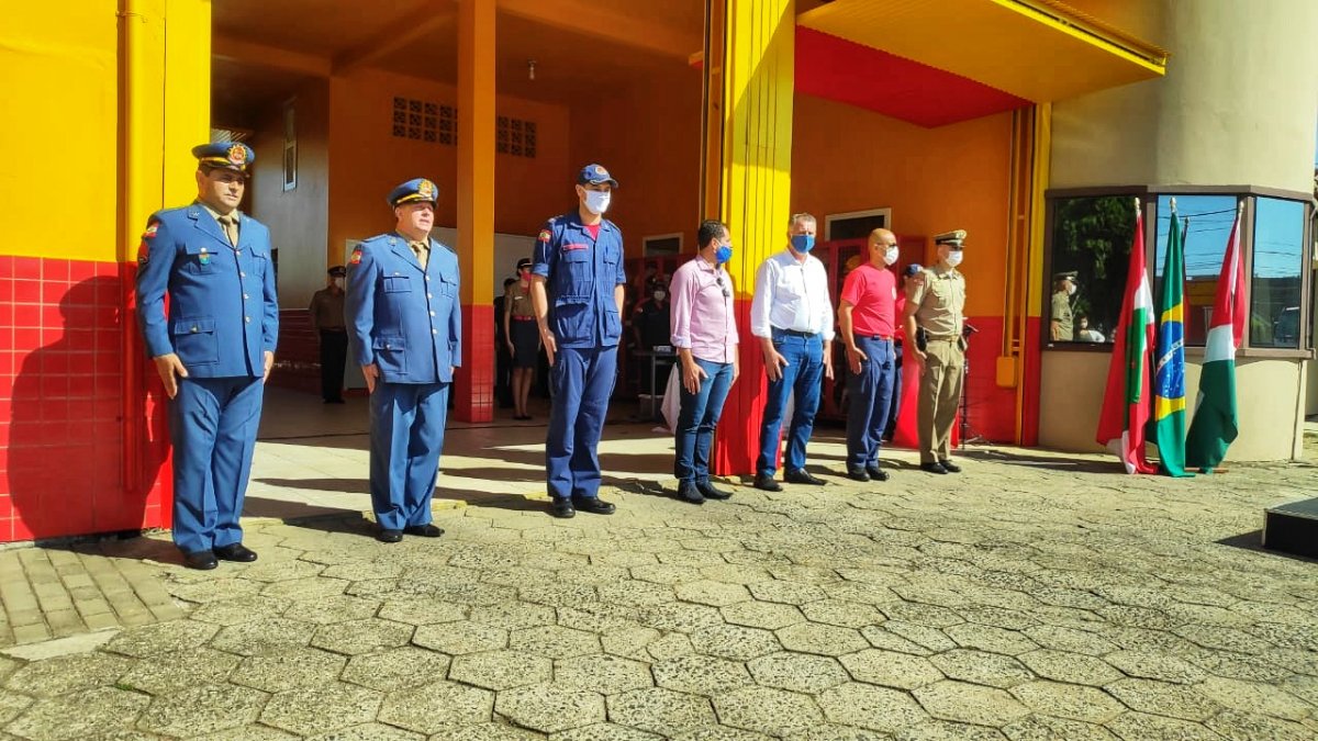 Homenagens e reconhecimento na troca de comando do Corpo de Bombeiros de Forquilhinha