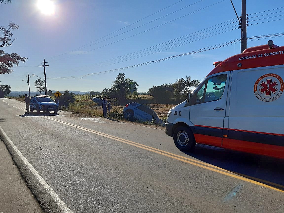 PM registra saída de pista na rodovia Antônio Nuernberg 2 PM registra saída de pista na rodovia Antônio Nuernberg