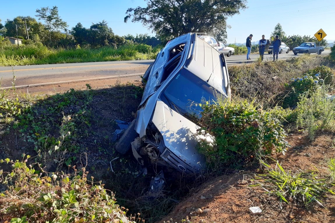 PM registra saída de pista na rodovia Antônio Nuernberg 3 PM registra saída de pista na rodovia Antônio Nuernberg