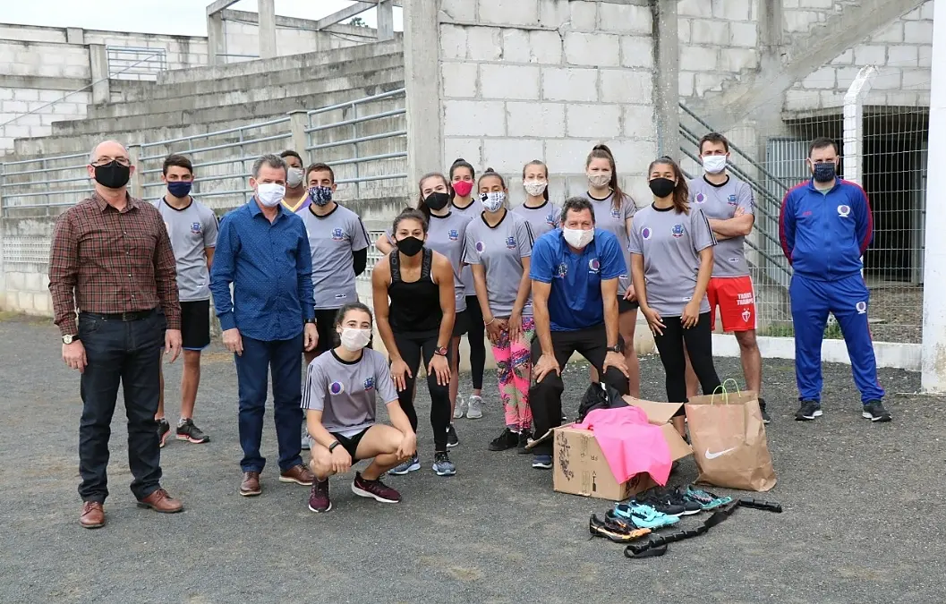 Atleta Olímpica visita o projeto de escolinha de atletismo em Nova Veneza
