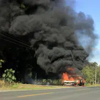 Veículo é consumido por incêndio na rodovia José Spillere