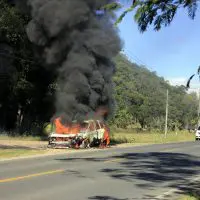 Veículo é consumido por incêndio na rodovia José Spillere