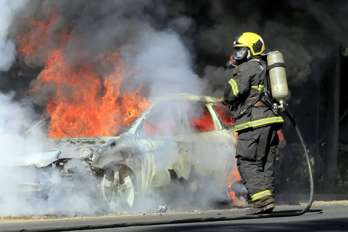 Veículo é consumido por incêndio na rodovia José Spillere