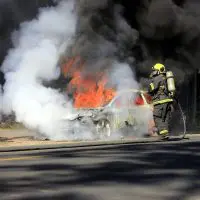 Veículo é consumido por incêndio na rodovia José Spillere