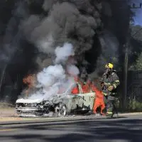 Veículo é consumido por incêndio na rodovia José Spillere