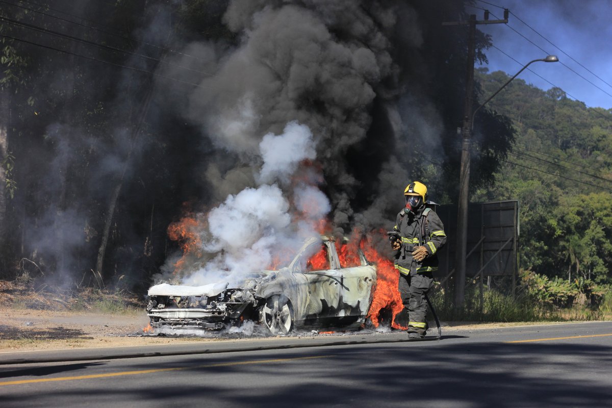 Volvo se manifesta sobre incêndio de XC60 na rodovia José Spillere