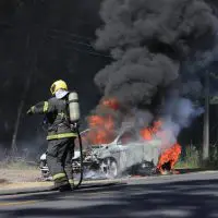 Veículo é consumido por incêndio na rodovia José Spillere