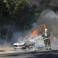 Veículo é consumido por incêndio na rodovia José Spillere