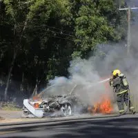 Veículo é consumido por incêndio na rodovia José Spillere