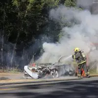 Veículo é consumido por incêndio na rodovia José Spillere