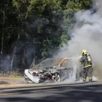 Veículo é consumido por incêndio na rodovia José Spillere