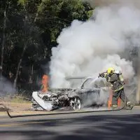 Veículo é consumido por incêndio na rodovia José Spillere