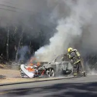 Veículo é consumido por incêndio na rodovia José Spillere