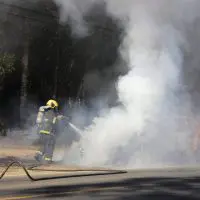 Veículo é consumido por incêndio na rodovia José Spillere