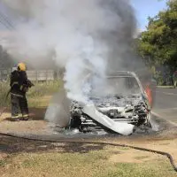 Veículo é consumido por incêndio na rodovia José Spillere