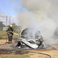 Veículo é consumido por incêndio na rodovia José Spillere