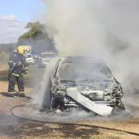 Veículo é consumido por incêndio na rodovia José Spillere