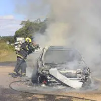 Veículo é consumido por incêndio na rodovia José Spillere