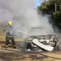 Veículo é consumido por incêndio na rodovia José Spillere