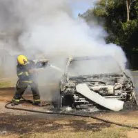 Veículo é consumido por incêndio na rodovia José Spillere