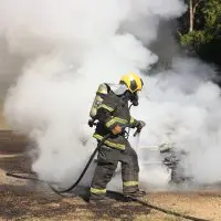 Veículo é consumido por incêndio na rodovia José Spillere