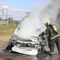 Veículo é consumido por incêndio na rodovia José Spillere