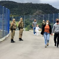 Visitantes da barragem do Rio São Bento recebem orientações de serviços de saúde e Polícia Militar