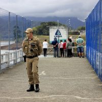 Visitantes da barragem do Rio São Bento recebem orientações de serviços de saúde e Polícia Militar