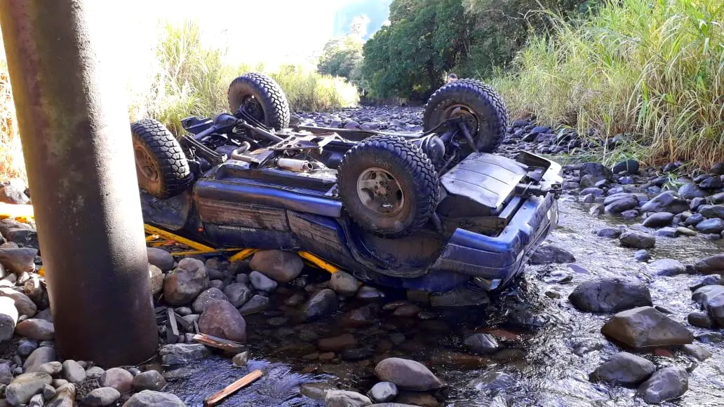 Cherokee que caiu de ponte na comunidade de São Pedro é retirada do rio São Bento