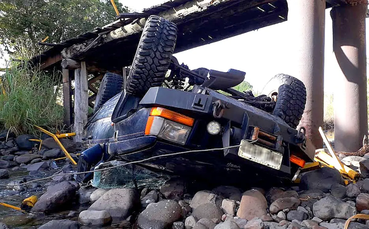 Cherokee que caiu de ponte na comunidade de São Pedro é retirada do rio São Bento