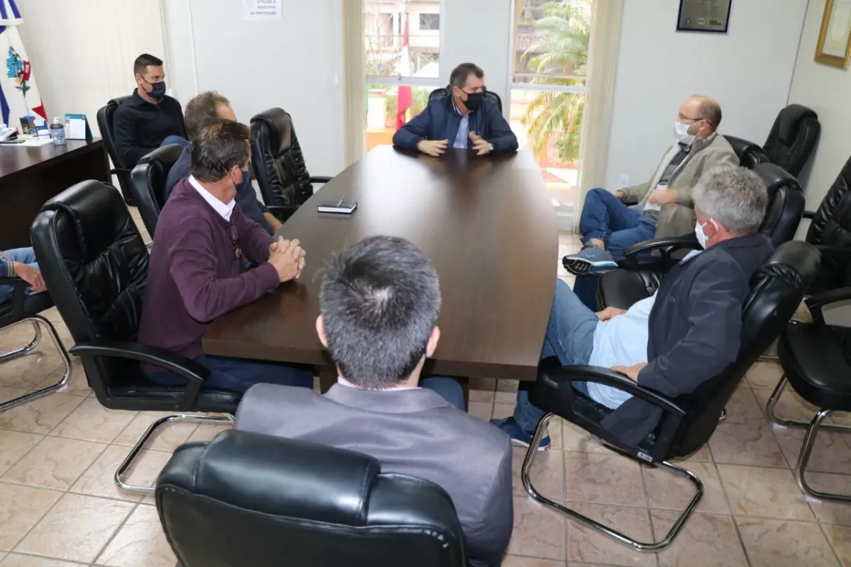 Representantes da Associação de Consumidores de Água de São Bento Alto discutem sobre os problemas com abastecimento com o prefeito