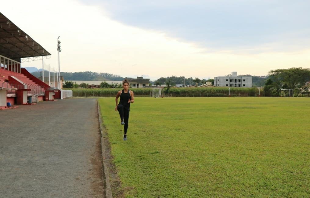 Atleta Olímpica visita o projeto de escolinha de atletismo em Nova Veneza