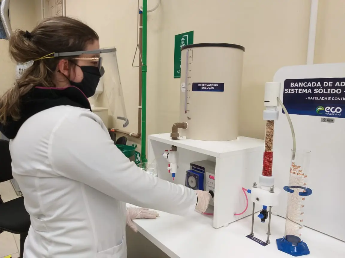 Pesquisas de TCCs e experimentos são realizados nos laboratórios da Faculdade Satc