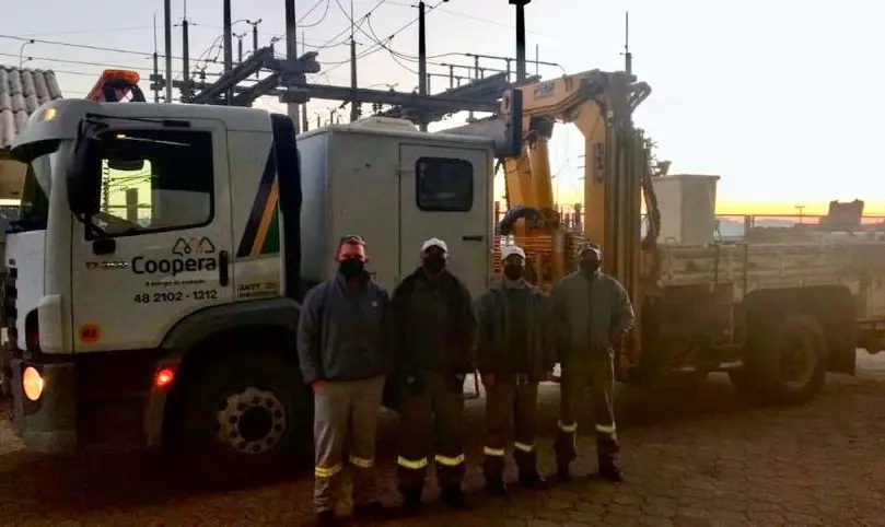 Equipes da Coopera ajudam a reconstruir redes destruídas pelo ciclone em Turvo
