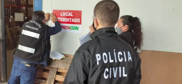 Coronavírus em SC: Polícia Civil e Procon interditam fábricas de álcool gel com irregularidades no Estado