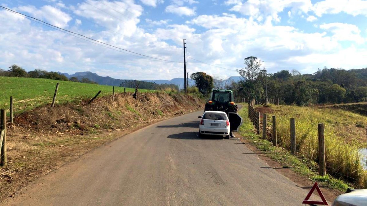 Carro e trator se envolvem em acidente no São José