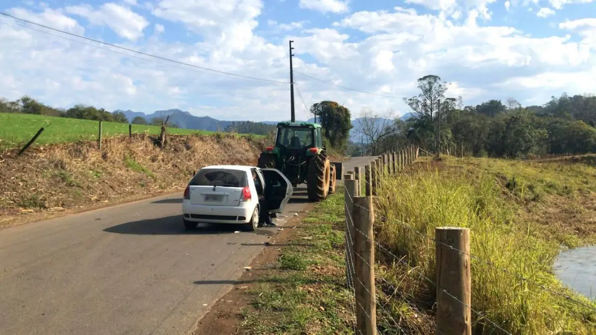 Carro e trator se envolvem em acidente no São José