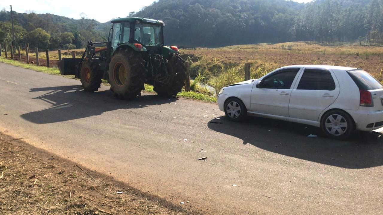 Carro e trator se envolvem em acidente no São José