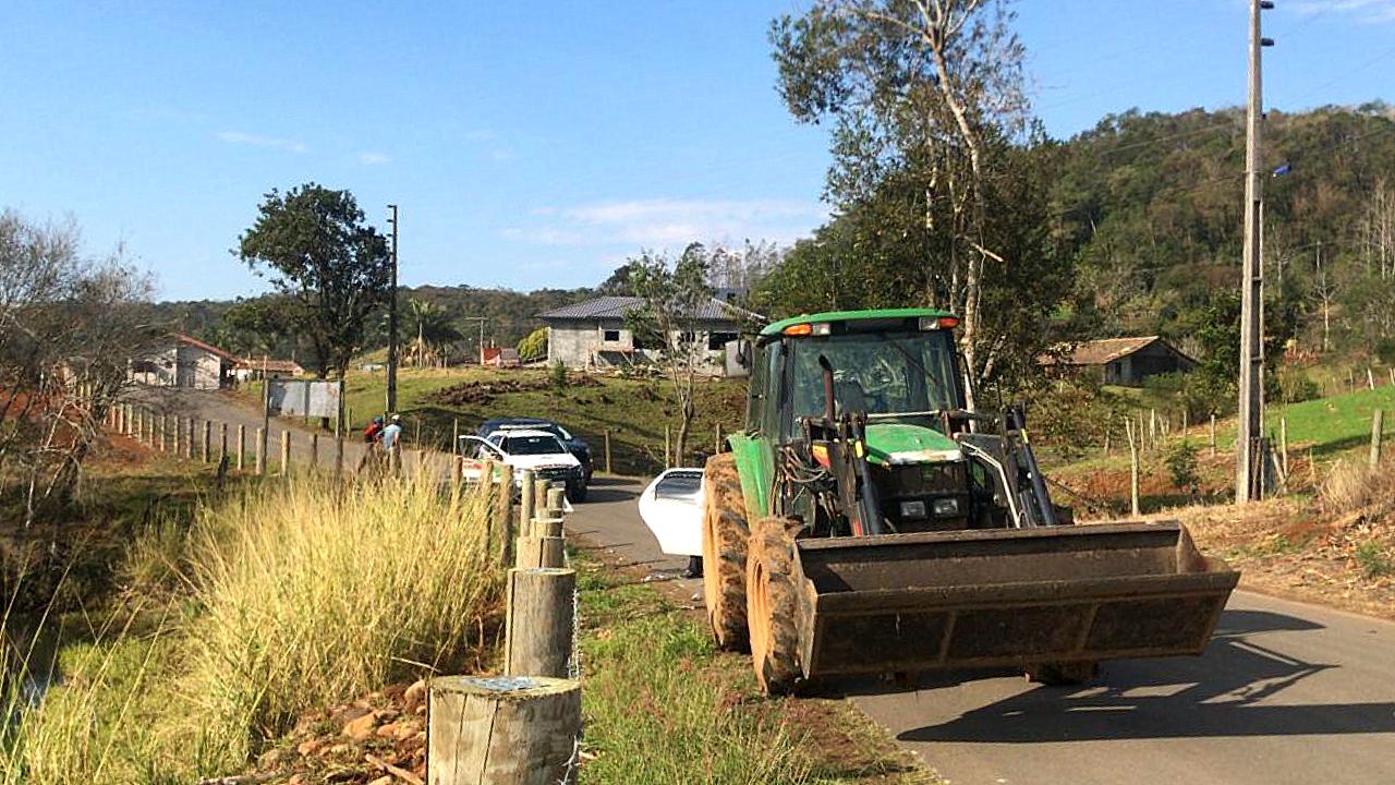 Carro e trator se envolvem em acidente no São José