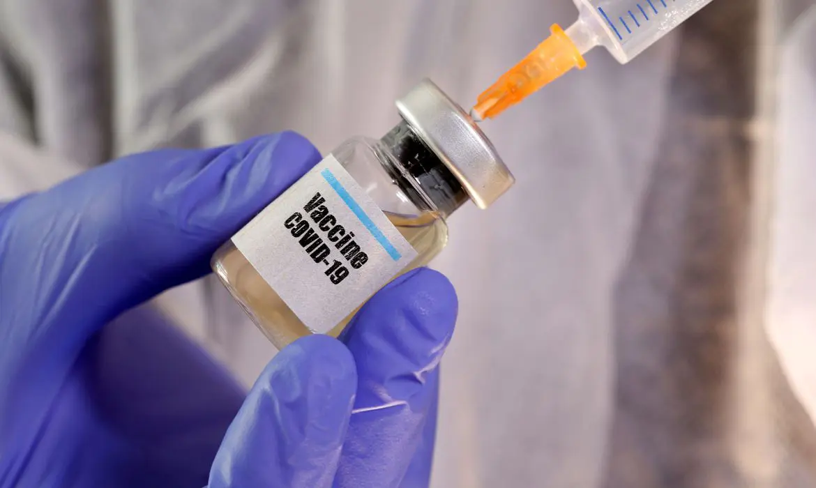 Fiocruz vai produzir 100 milhões de doses de vacina contra Covid-19