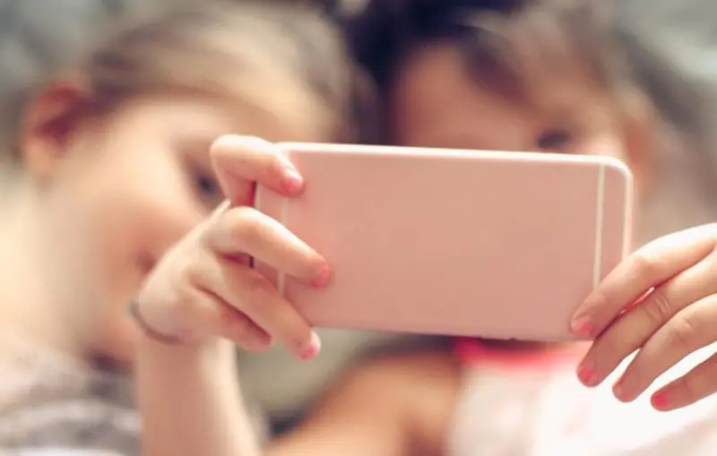 Uso de telas por crianças pequenasreduz a interação verbal com os pais