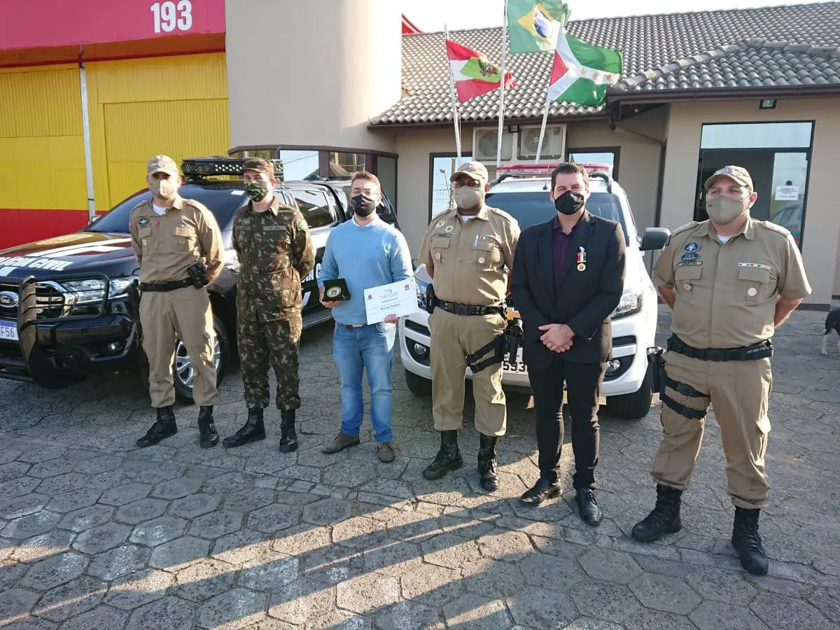 Policiais militares de Nova Veneza são homenageados em solenidade em Forquilhinha