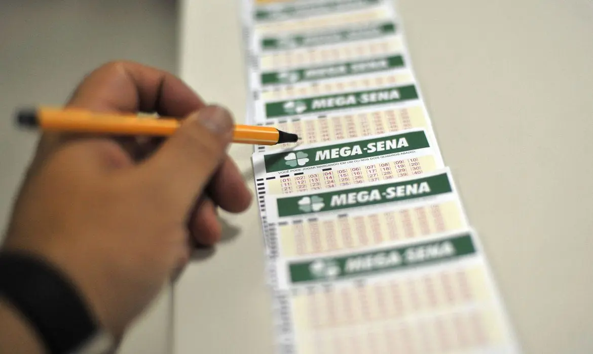 Sem ganhadores, Mega Sena acumula e deve pagar R$ 33 milhões nesta quarta | Agência Brasil