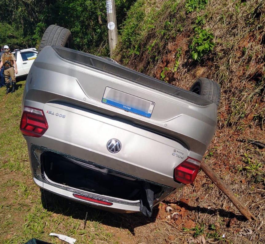 Duas pessoas ficam feridas em capotamento no Morro do Caravaggio 2 Duas pessoas ficam feridas em capotamento no Morro do Caravaggio