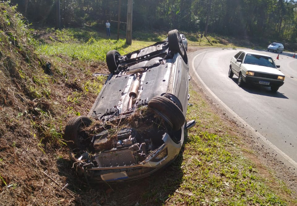Duas pessoas ficam feridas em capotamento no Morro do Caravaggio 1 Duas pessoas ficam feridas em capotamento no Morro do Caravaggio