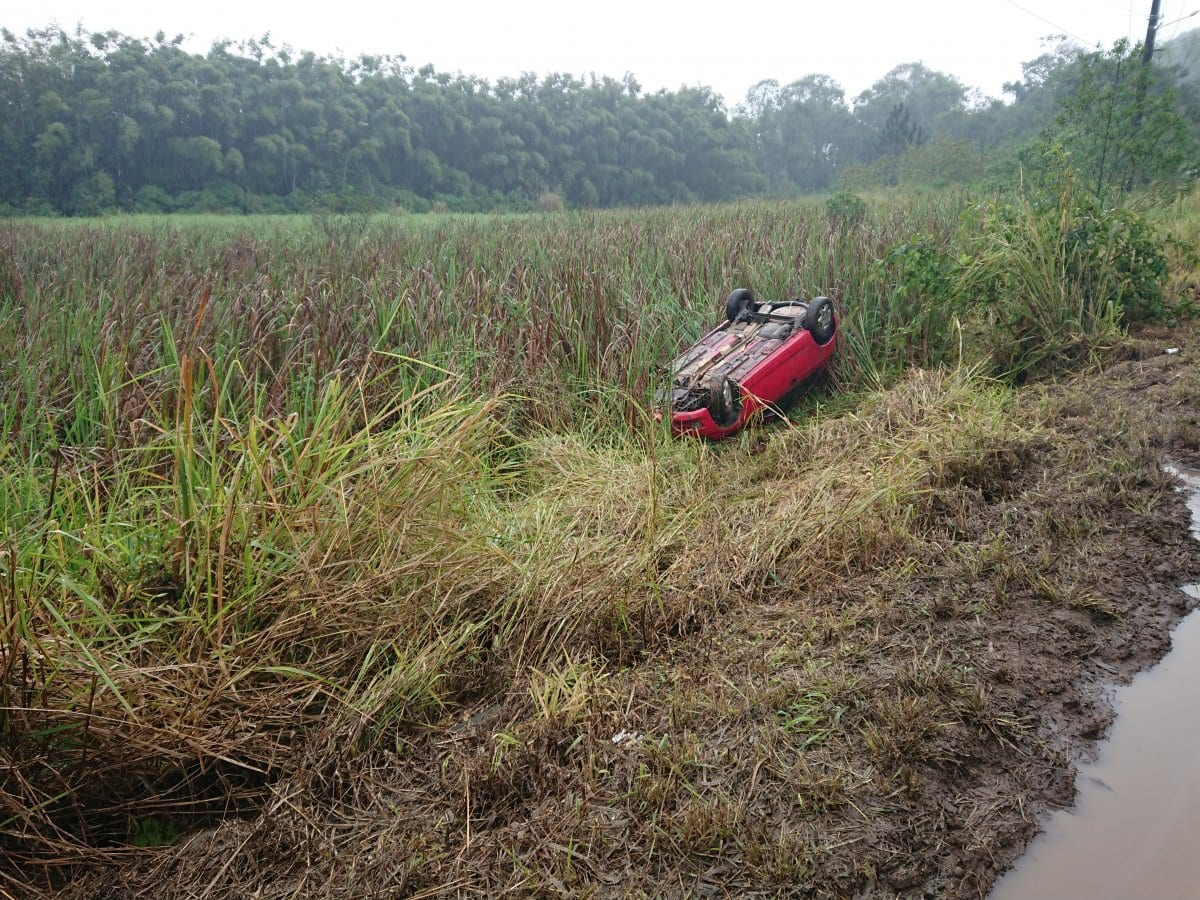 Nova Veneza: carro capota em trecho em obras da rodovia Lírio Rosso