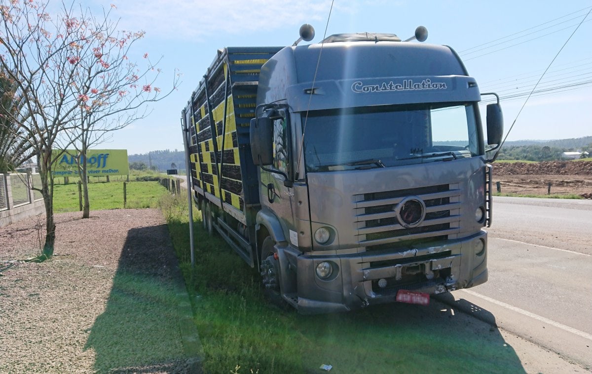 Motociclista fica ferido ao bater em caminhão na Alfredo Pessi 4 Motociclista fica ferido ao bater em caminhão na Alfredo Pessi